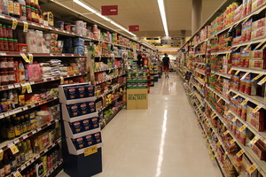 Длинные полки c огромным количеством консервов в Safeway