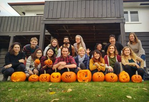 На вечеринке Pumpkin carving с ребятами из разных стран