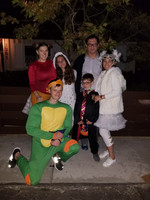 Гуляли с семьёй по украшенным к празднику Хэллоуин улицам